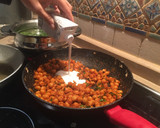 Foto del paso 2 de la receta: Garbanzos aromatizados en salsa de coco 🥥