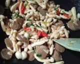 Foto langkah ke 4 dari resep Tumis Pedas Jamur Shimeji Putih.