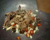 รูปขั้นตอนการทำที่ 2 ของ ข้าวผัดเป็ดตุ๋นเห็ดหอม