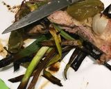 Foto del paso 3 de la receta: Vacío de cochinillo con pimientos y puerros asados al horno de barro