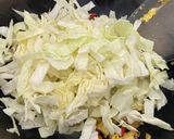 Foto langkah ke 3 dari resep Tumis Kol Telur Simpel.