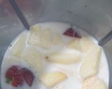 A picture of step 2 of Strawberry ice cream shake.