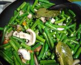 Foto langkah ke 3 dari resep Tumis Kacang Panjang Jamur.