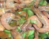Foto del paso 5 de la receta: Fideos chinos integrales con langostinos