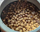 A picture of step 2 of Pindi chole.