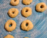 Foto langkah ke 4 dari resep Donat Tape Singkong Merah Putih.