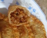 A picture of step 4 of Bujya y metha samosa.