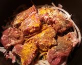 Foto del paso 7 de la receta: Lomo de cordero, con cebollas caramelizda, cirulas, pasas y crujiente de almendras