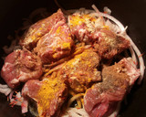 Foto del paso 7 de la receta: Lomo de cordero, con cebollas caramelizda, cirulas, pasas y crujiente de almendras
