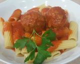 Foto del paso 5 de la receta: Pasta con albóndigas de pollo y salsa de tomate
