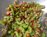 Foto langkah ke 4 dari resep Tumis Pare Daun Melinjo Tempe Kedelai.