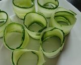 صورة لخطوة 2 من وصفة شرحات الخيار مع الجبنة 😋