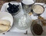 A picture of step 1 of Banana overnight oats topping with blueberry.
