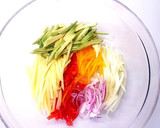 Foto del paso 2 de la receta: Ensalada exótica de mango y surimi con vinagreta de naranja