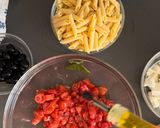 Foto del passaggio 1 della ricetta Pasta fredda pomodorini feta e olive