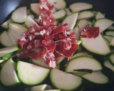 Foto del paso 1 de la receta: Burritos de calabacín y jamón ibérico al pesto