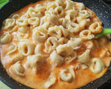 Foto del paso 2 de la receta: Tortellini con salsa de quesos y olivas🌿