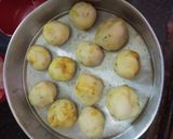 A picture of step 4 of Stuffed rice balls.