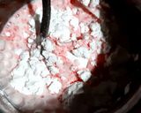 A picture of step 3 of Coloured vermicelli strawberry custard ice cream.