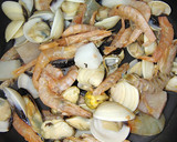 Foto del paso 1 de la receta: Arroz meloso con preparado de marisco 🦞🦞