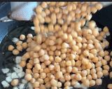 Foto del paso 2 de la receta Garbanzos con guisantes y huevo