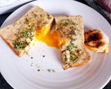 Une image de l'étape 6 de Tartines façon croque monsieur aux œufs coulant 😋 et son toast au fromage fondu.