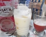 Foto langkah ke 5 dari resep Iced Sakura Latte.