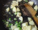 A picture of step 2 of Aloo ki sabji.