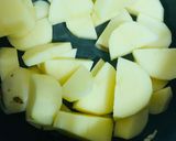 A picture of step 2 of Aloo Baingan.