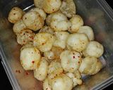 Foto langkah ke 8 dari resep Cimol Asin Pedas.