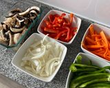 Foto del paso 1 de la receta: Pollo a la plancha con base finas hierbas (papeles para cocción) acompañado de verduras salteadas