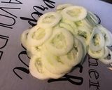 Une image de l'étape 1 de Salade de concombres, tomates, coeurs de palmier au persil et crème de balsamique.