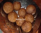Foto langkah ke 3 dari resep Bola Ubi Isi Coklat.
