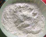 Foto del passaggio 2 della ricetta Sbriciolata con crema pasticciera e gocce di cioccolato!