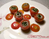 Foto del paso 3 de la receta: Cherrys rellenos de anchoas caseras, con un punto de picante y albahaca