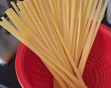 Foto del passaggio 4 della ricetta Fettuccelle al sapore d'estate🌱🦐🏵🥜🏖
