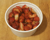 Foto del paso 5 de la receta: "The Mummy". Hojaldre relleno de queso fresco y fresas con miel