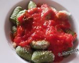 Foto del passaggio 8 della ricetta Gnocchi verdi in sugo di pomodoro fresco