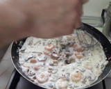 Foto del paso 4 de la receta: Champiñones a la crema con jamón y gambas