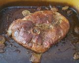 Bőrös malaccomb hagymás burgonyával recept fázis 4 fotója