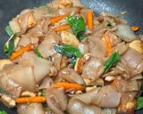 A picture of step 2 of Drunken Noodles (Pad Kee Mao).