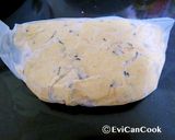Foto langkah ke 2 dari resep Soft and Chewy Chocolate Chips.