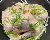 Hình bước làm 2 của món Gà hấp muối sả