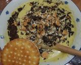 Foto del paso 4 de la receta: Elvis cocho (bizcocho con trozos de chocolate y galletas)