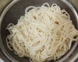 वेज नूडल्स रोल(Veg noodles roll recipe in Hindi) रेसिपी चरण 7 फोटो