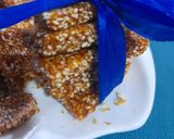 A picture of step 4 of Caramelized Roasted sesame seed chikki.