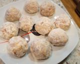 Foto del paso 4 de la receta: Albóndigas de merluza y gambas en salsa de vino blanco