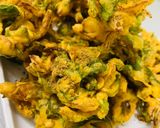 A picture of step 5 of Palak kay Pakory.