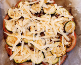 Foto del paso 4 de la receta: Pizzeta de pan rallado con calabacín verde y tomate