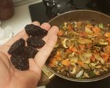 Foto del paso 4 de la receta: Pollo al cava con verduras, champiñones, jengibre y cúrcuma